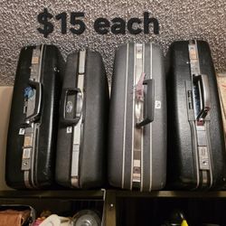 Vintage hard case suitcases $15 ea
Cosmetic cases $30 ea

Pick up in Harlingen, I live near Walmart
Antiques, Telephone, Flags & Collectables