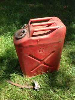 5 gallon gas can with nozzle no dings, topical rust/patina