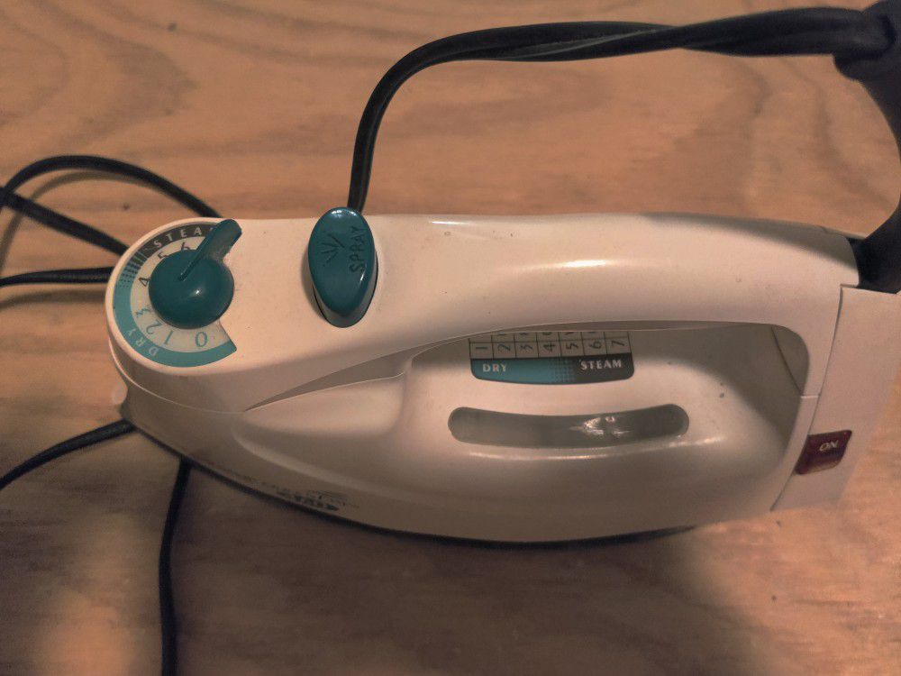Black + Decker D3030 Allure Professional Steam Iron for Sale in Downers  Grove, IL - OfferUp