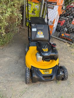 DEWALT
21 in. 150cc Briggs and Stratton 625ex Engine Rear Wheel Drive 2-in-1 Gas Self Propelled Walk Behind Lawn Mower