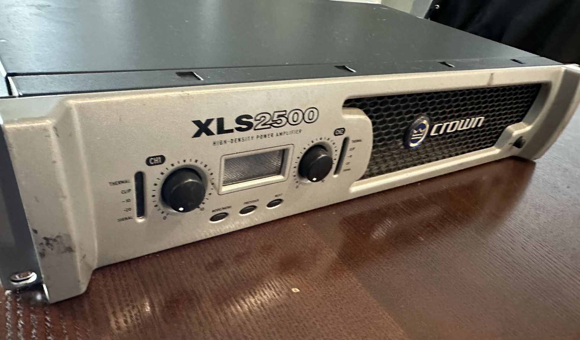 Crown XLS 2500 Amplifier