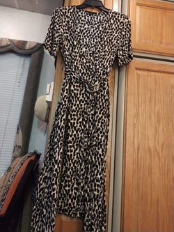 Banana Republic Short Sleeve Wrap Dress Asymmetrical HEM NWOT V NECK Grey Black Beige Geometrical Print Size 0 Also Fits Size 2