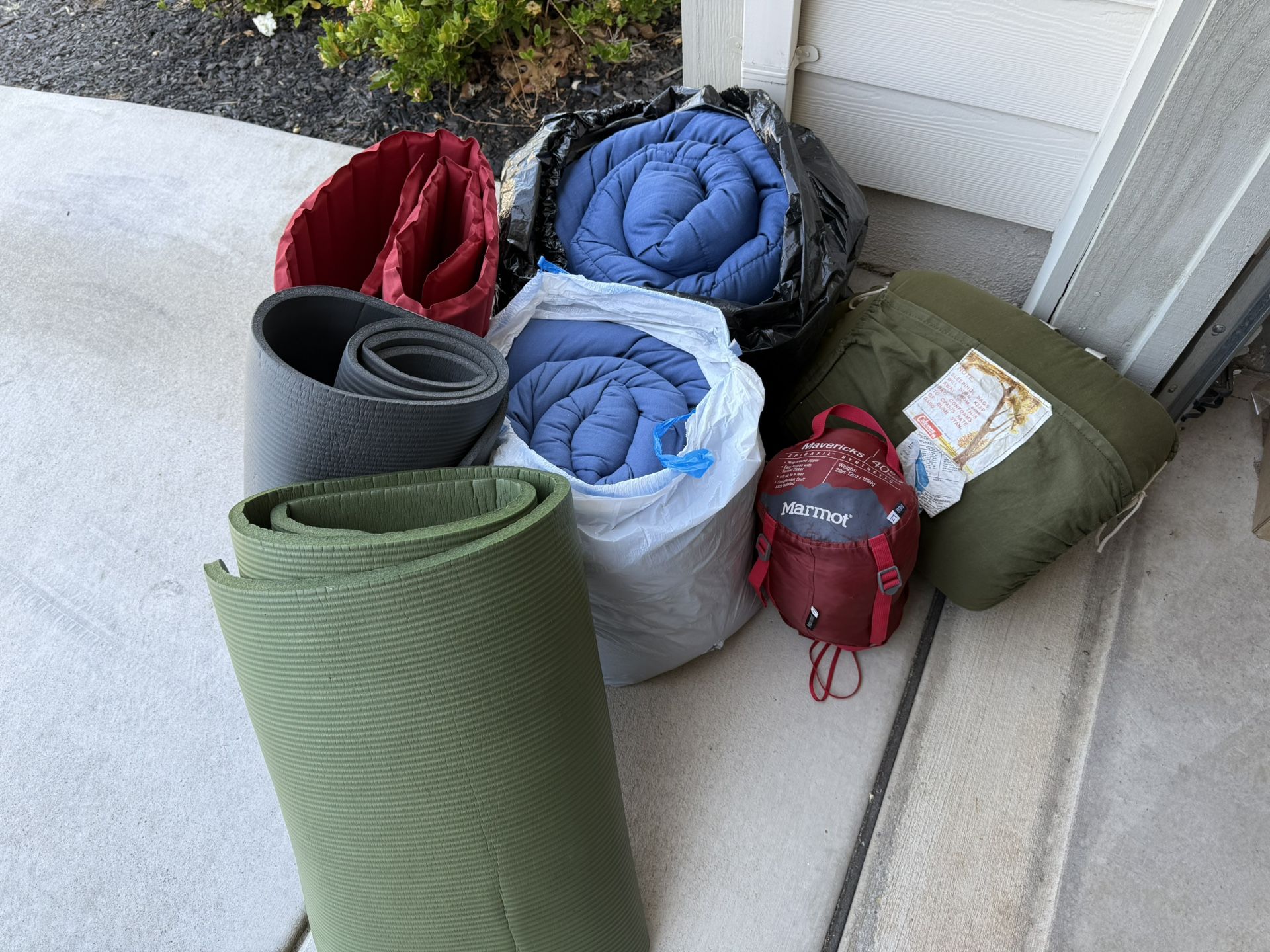 3 sleeping bags in great condition// 3 floor mats.