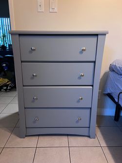 Storkcraft Crescent 4 Drawer Dresser