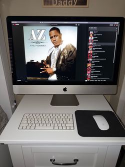 Apple iMac Desktop Computer with Keyboard and Mouse