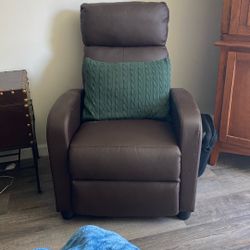 Set Of 2 Recliner chairs 