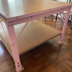 Cutting table with delivery