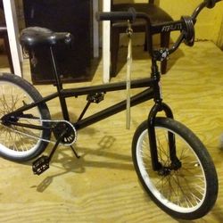 MADDGEAR 20 INCH BMX BIKE