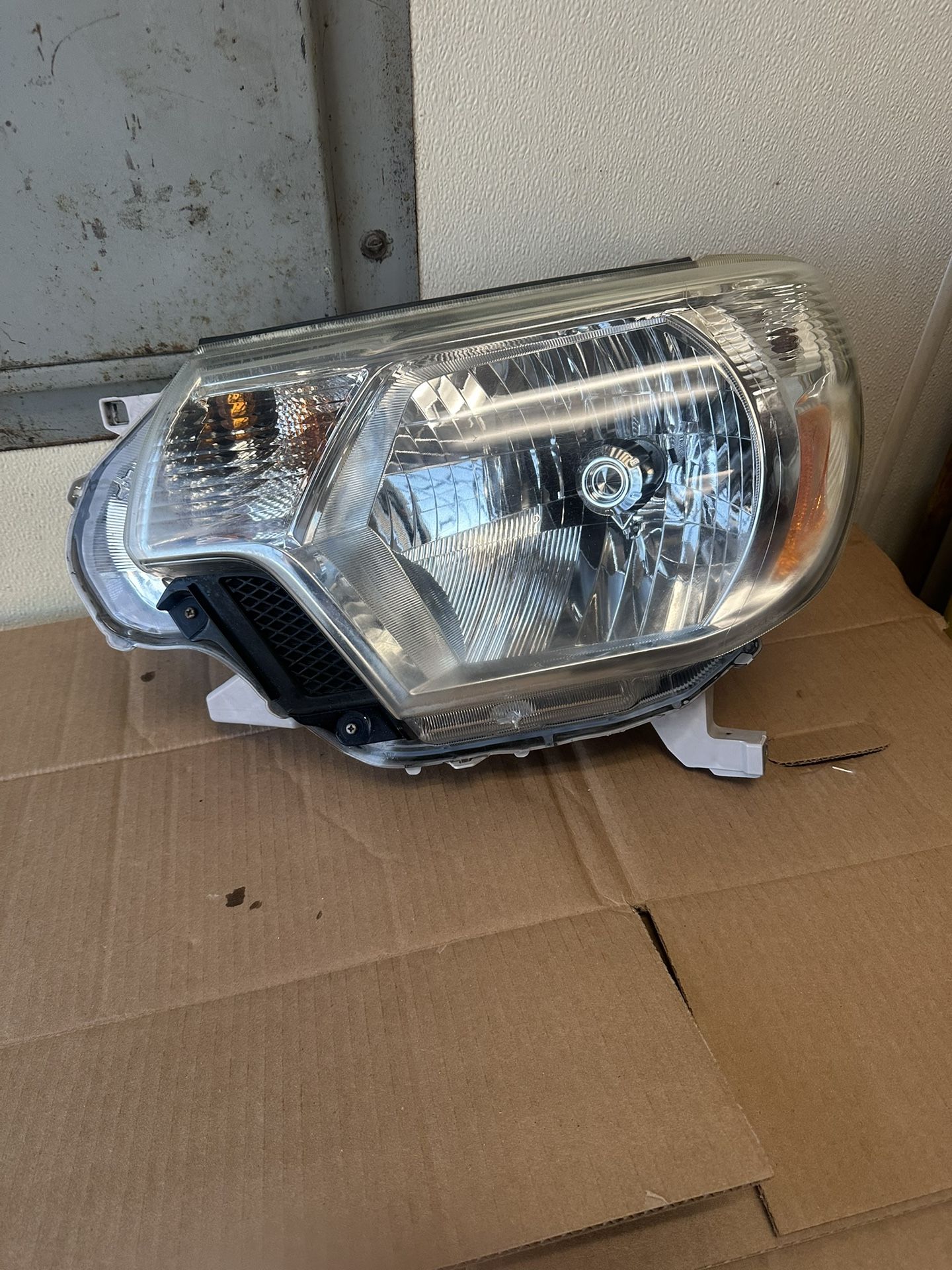 Toyota Tacoma 2013 OEM Headlights