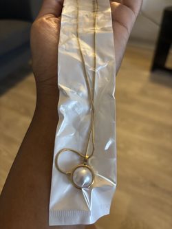 Gold pearl necklace