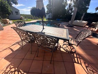 Outdoor Dining Table and Chairs