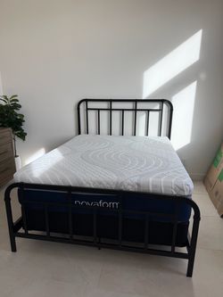 Queen Bed w/ Headboard & Footboard