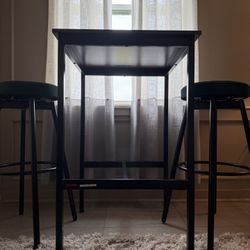Height table with 2 bar stools 