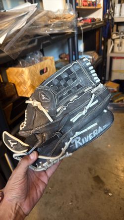 Baseball glove not sure of size?  Medium to large hand