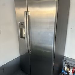 GE side-by-side Refrigerator 