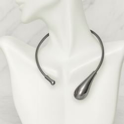 Modern and edgy gunmetal teardrop choker 