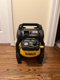 2.5 Gal. 140 psi Portable Electric Pancake Air Compressor