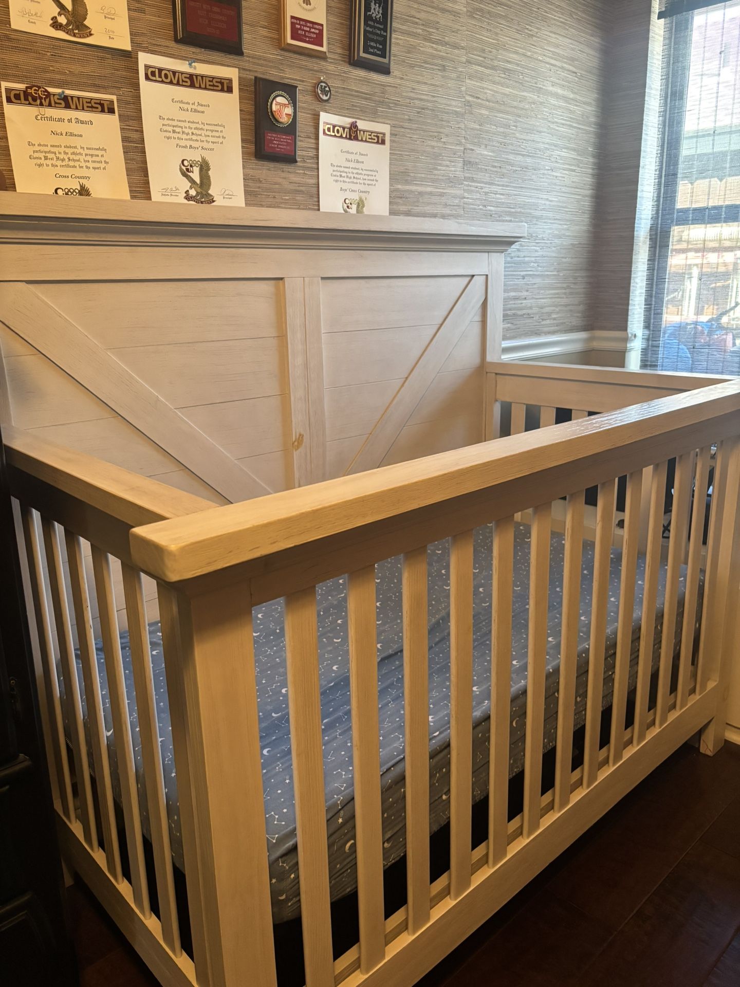 Baby Crib (farmhouse white)