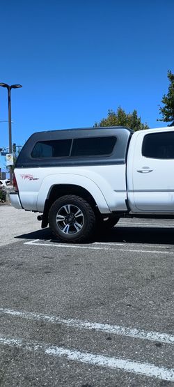 Camper shell for Toyota Tacoma long bed 2005 - 2015 very  spacious.