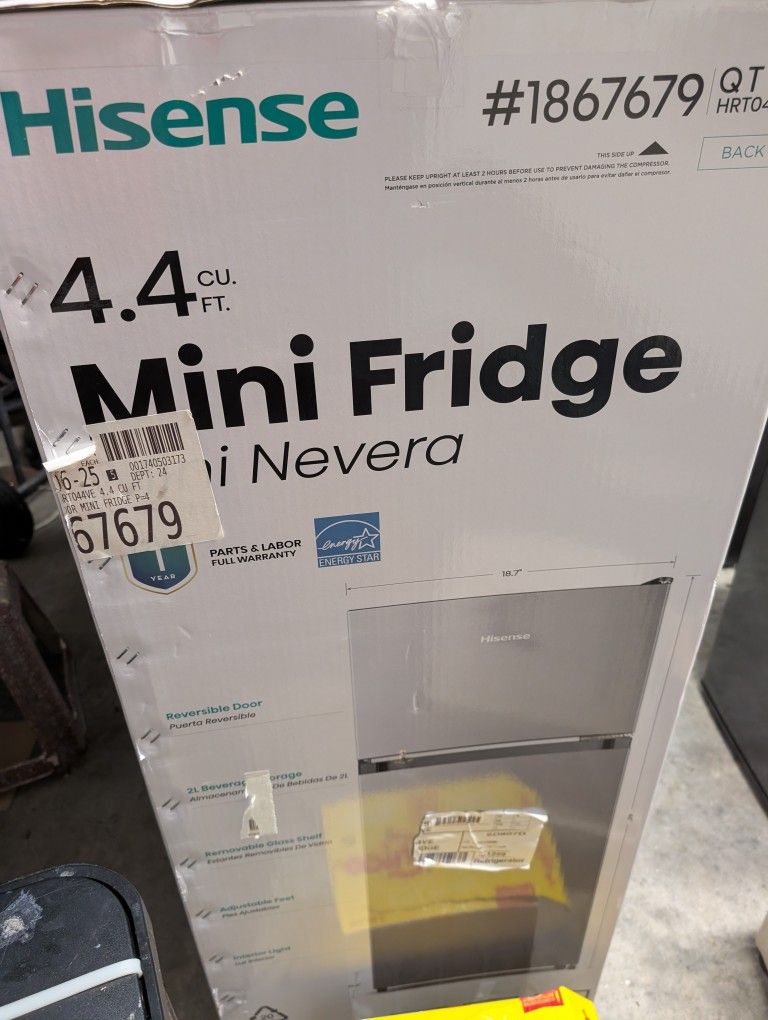 Hisense 4.4-cu ft Mini Fridge ( Silver ) ENERGY STAR