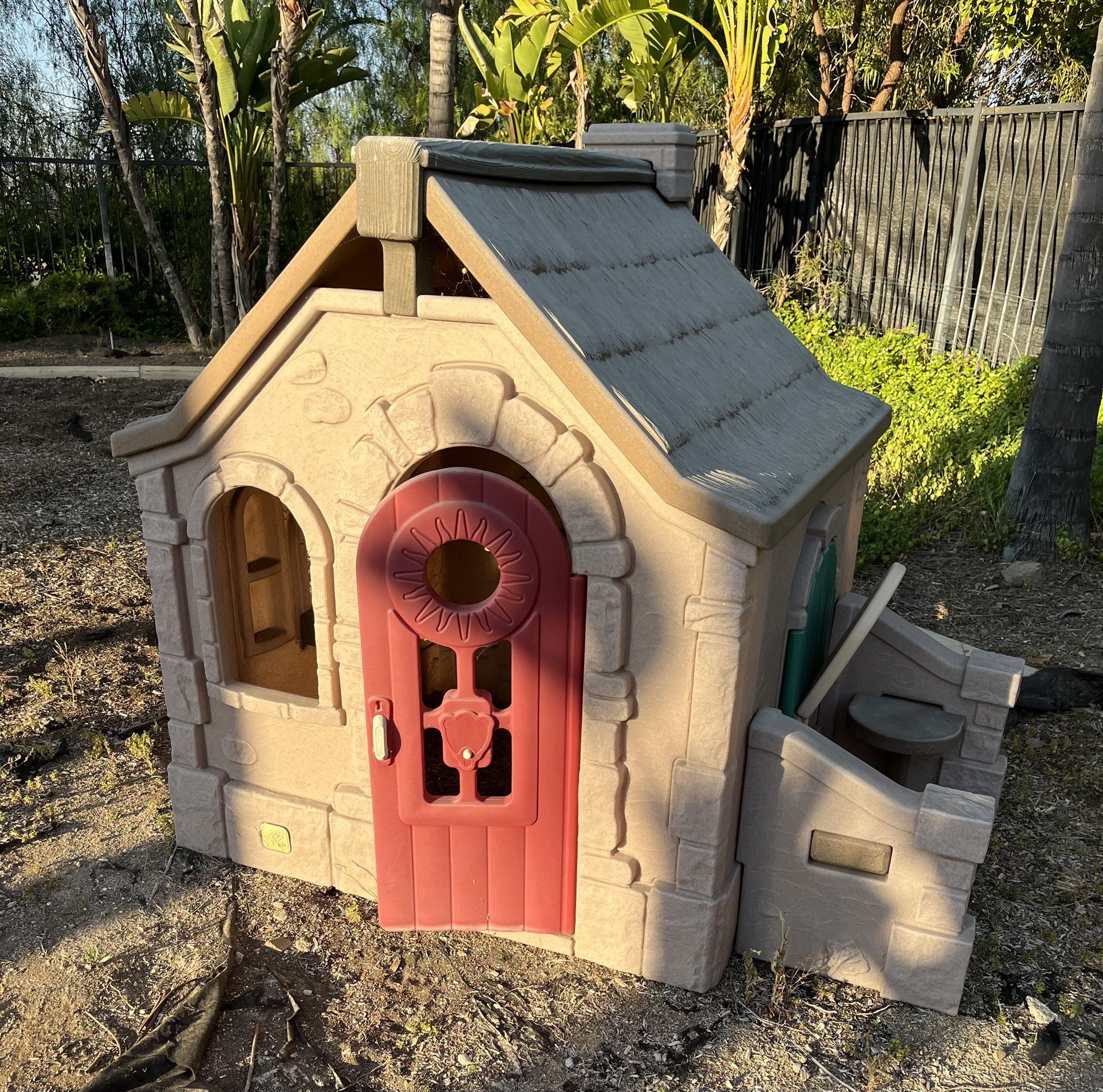 Outdoor Playhouse Little Tykes-Great Condition