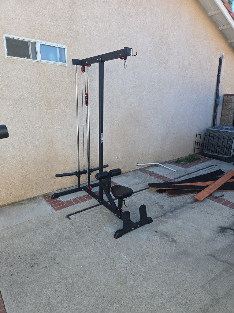 Lat Pulldown Machine