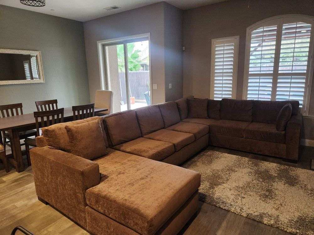 Couch In Great Condition 