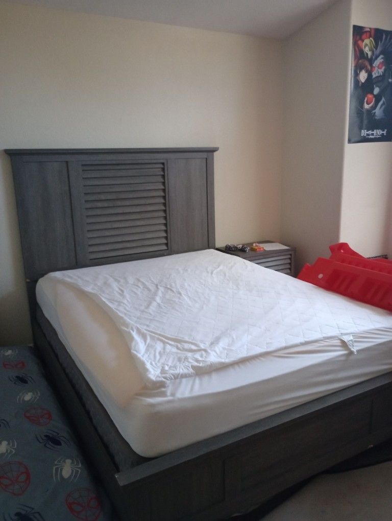 Queen Bedroom Set $200