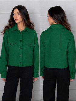 Women’s Love Tree emerald green sherpa cropped light weight shaket size Large