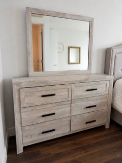 Bob’s Furniture 6-Drawer Dresser with Matching Mirror – Excellent Condition