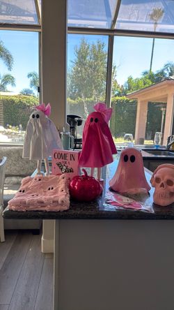 Pink Halloween decorations