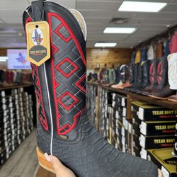 black boot 