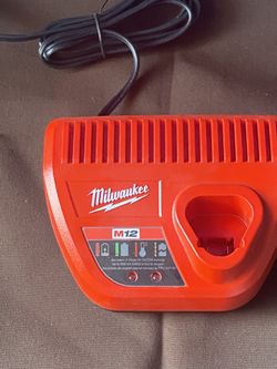 Milwaukee M12 Charger nuevo