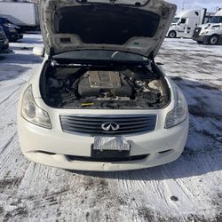 Infinity, año 2008, sólo en partes, motor y transmisión trabaja bien