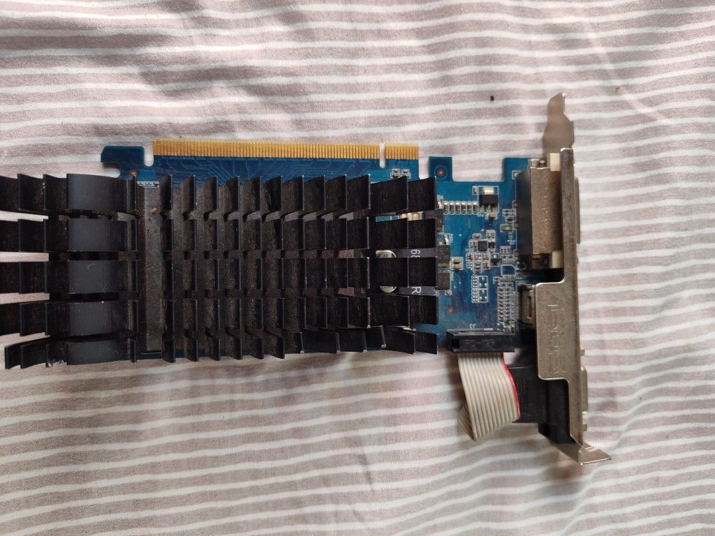 ASUS GeForce 210 Silent Low Profile V2 1 GB
EN210-SILENT/DI/1GD3/V2(LP)