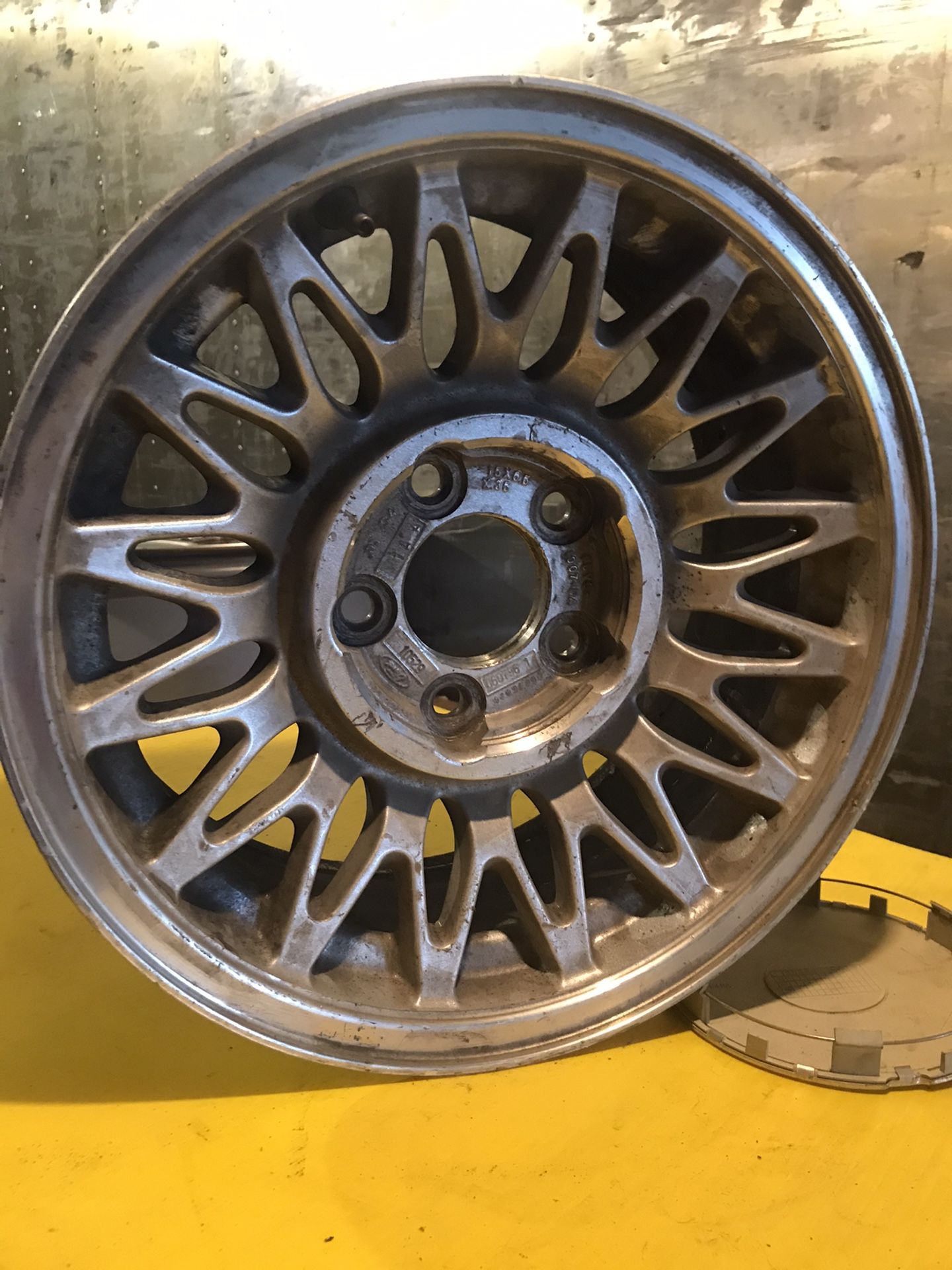 Lincoln town car wheel 1993-1997