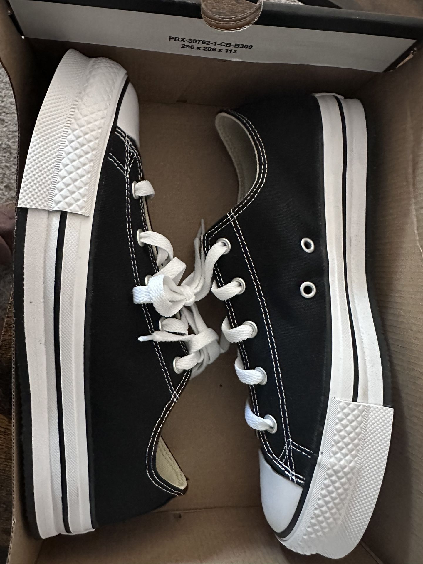 KIDS CONVERSE SIZE 7