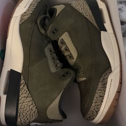 Jordan 3 , medium olive size 10Mens / 11.5Womens