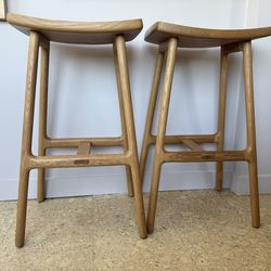 Set of 2 sold wood oak bar stools.