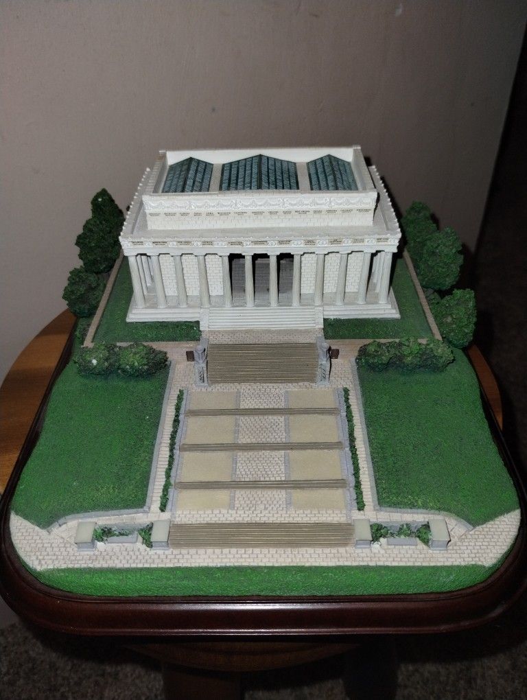 THE LINCOLN MEMORIAL REPLICA (Danbury Mint)