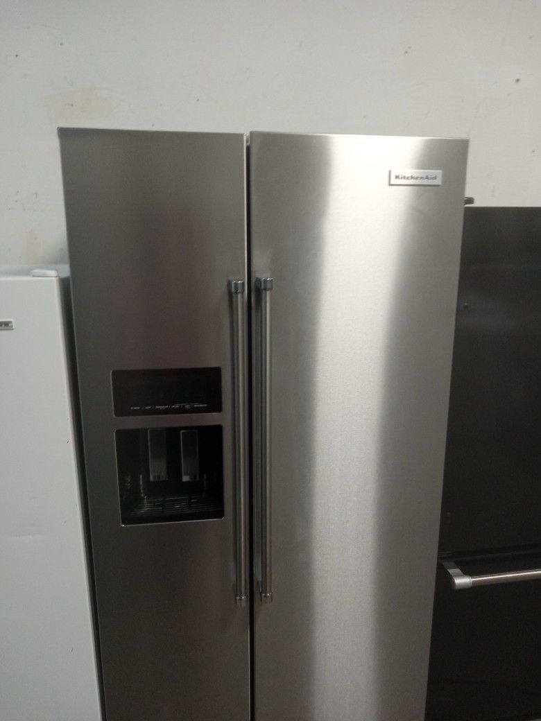 25 Cubic Foot KitchenAid Side By Side Water And Ice In The Door Free Delivery Vancouver Area