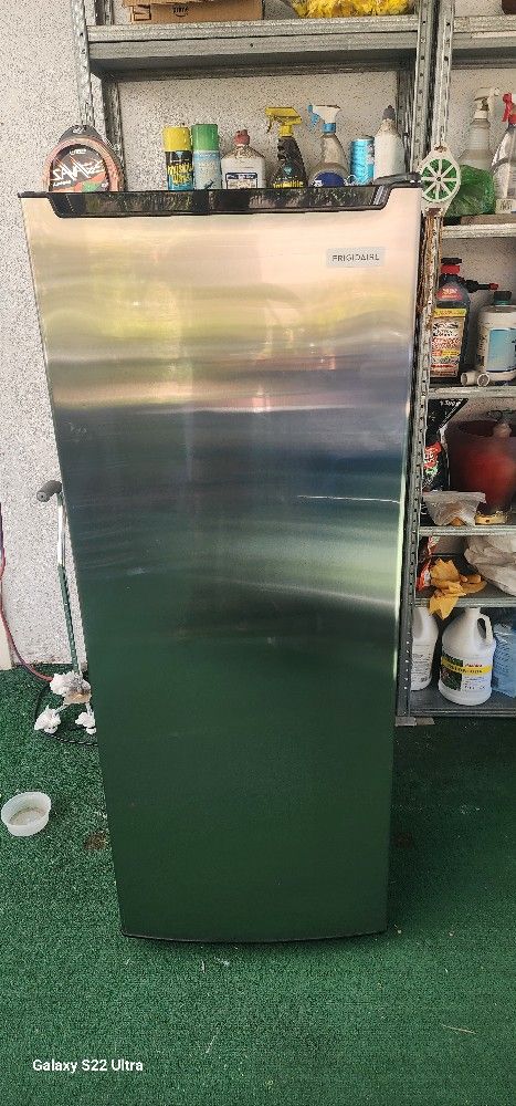 FRIGIDAIRE Upright Freezer. (6.5 Cu.Ft) (55x22x22).