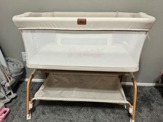 Baby Bassinet with Storage Shelf