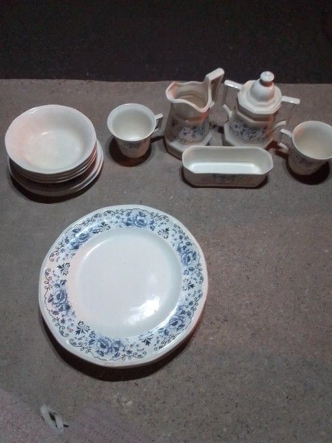 18 Piece Fine China Set