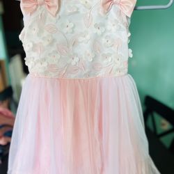One beautiful dresses of 5 -6 years old👧🏻