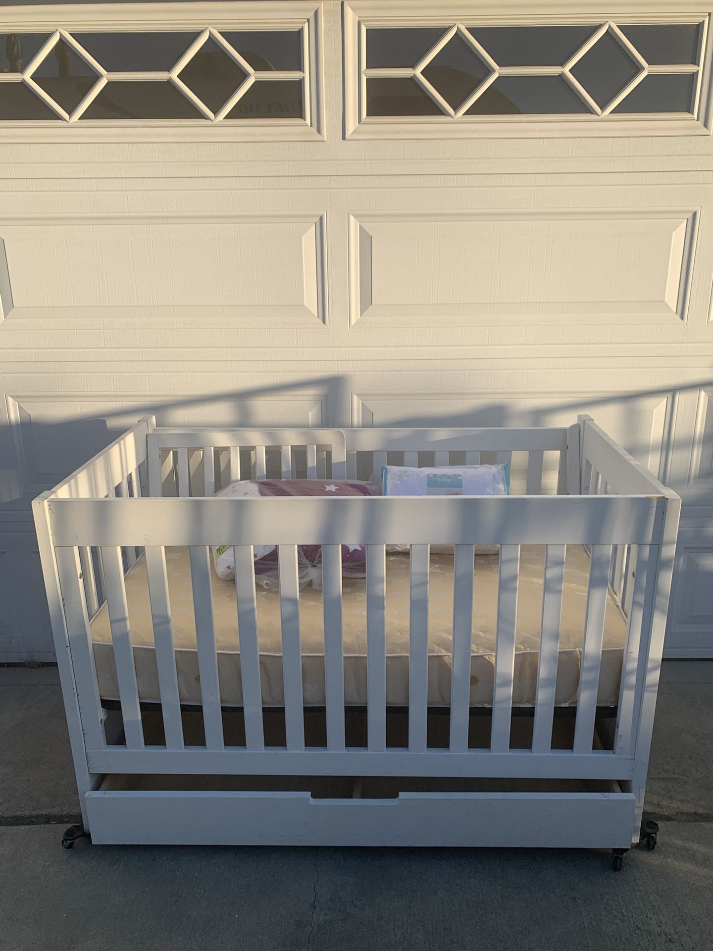 CRIB/TODDLER BED WITH PULL OUT DRAWER