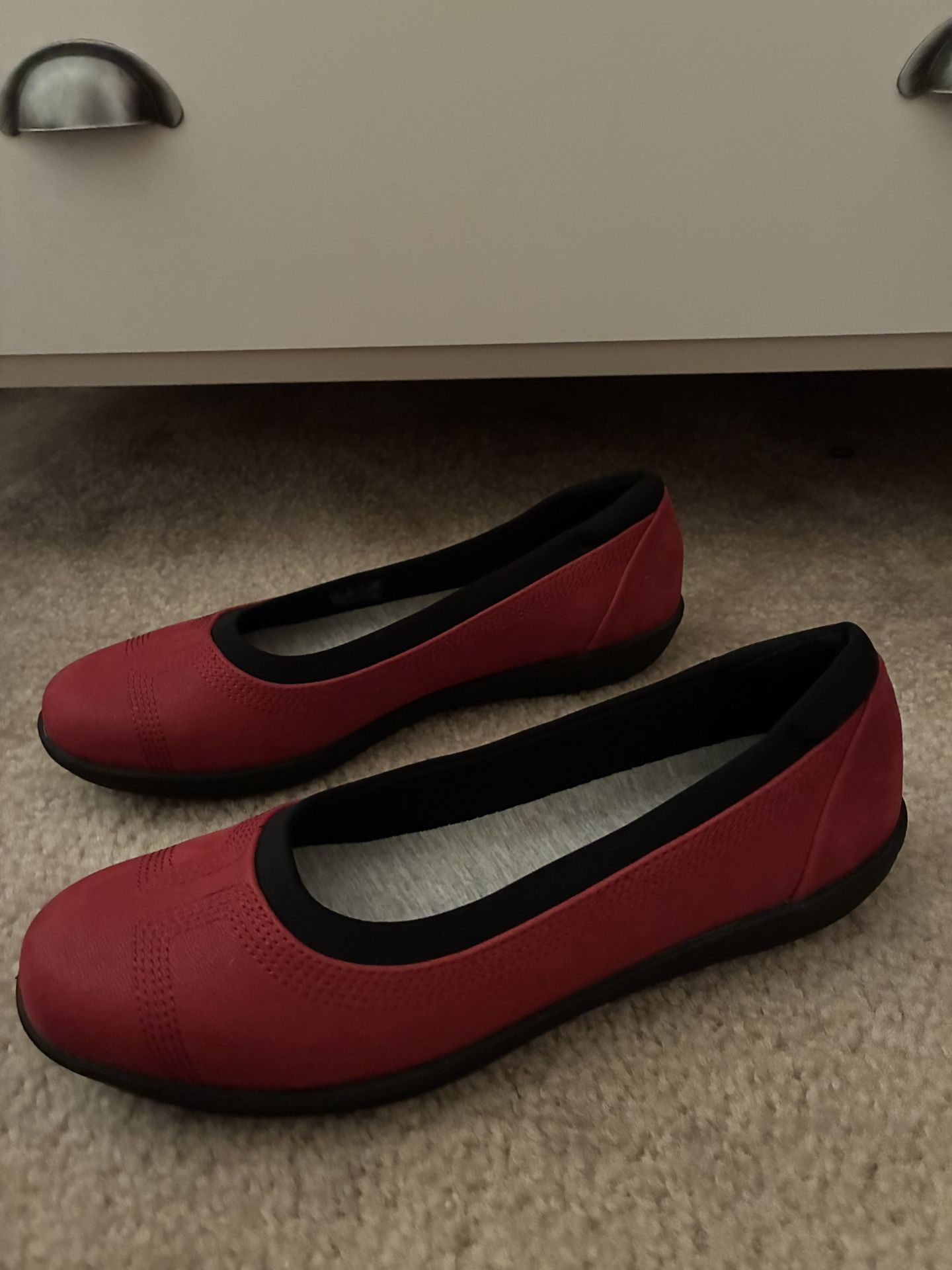 Women's Clarks Red Ballet Flats Size 8