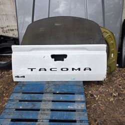 2024-2026 Toyota Tacoma Rear Tailgate Liftgate Shell Nice Oem
F21426