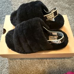 Girl ugh sandals (WORN 1x) all of the are basically NEW! 