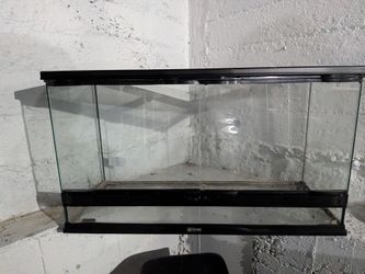 Reptile tank with glass doors and mesh lid